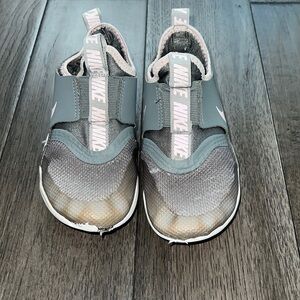 Toddler girl flex runner Nike sneakers